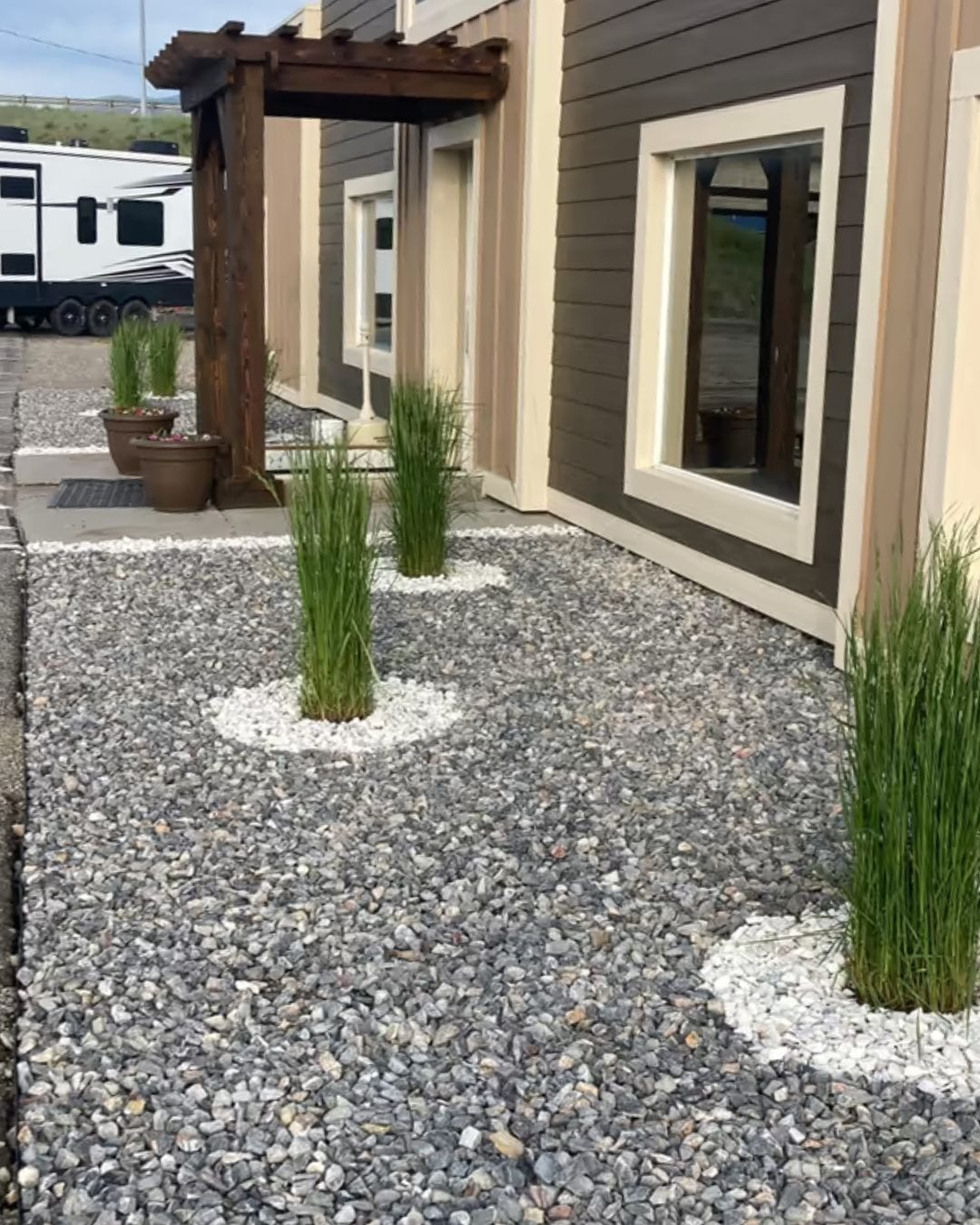 Pergola and low-maintenance gravel landscape project shared by Thunder Landscape